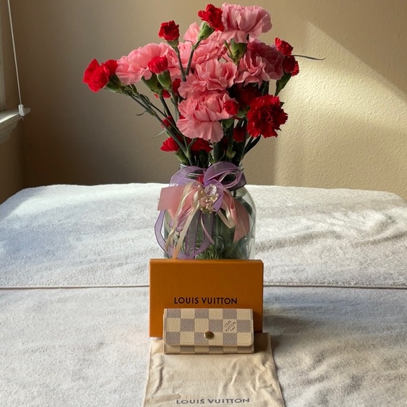 🔑 LOUIS VUITTON DAMIER AZUR 4 KEY HOLDER 🔑NWT🔑 - Picture 4 of 16